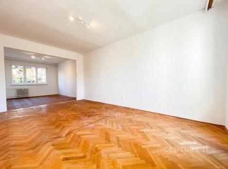 Světlý obývací pokoj s parketovou podlahou, velkými okny a bílými stěnami, moderní a prostorný, ideální pro rodinné bydlení | Pronájem bytu, 2+1, 70 m²