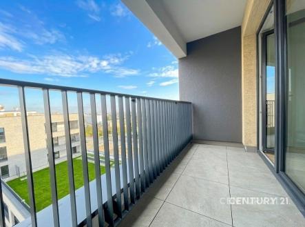 Balkón s moderní dlažbou a kovovým zábradlím nabízí panoramatický výhled na město. Ideální prostor pro relaxaci v nově zrekonstruované budově. | Pronájem bytu, garsoniéra, 36 m²