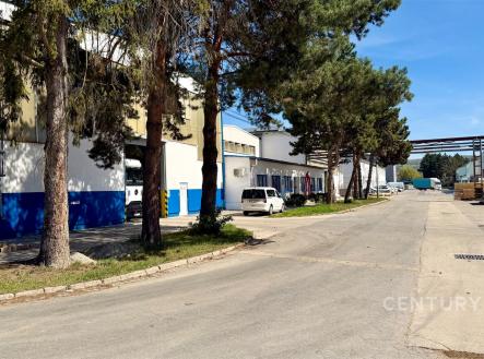 Průmyslová zóna s asfaltovou cestou, sklady a administrativními budovami, ideální pro logistické účely, dobrý přístup a manipulace s materiálem. | Pronájem - výrobní prostor, 1 000 m²