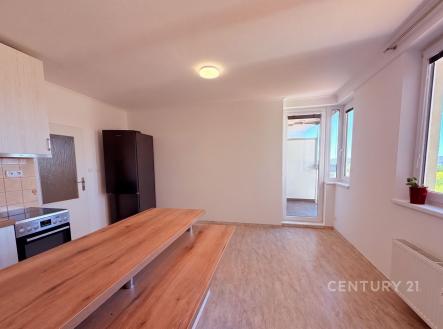 Moderní kuchyň s dřevěnými pracovními deskami, světlá parketová podlaha, velká okna poskytující dostatek světla. | Pronájem bytu, 2+kk, 43 m²
