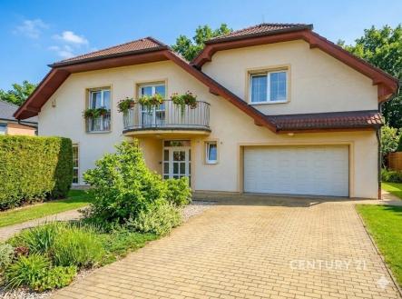 Dvoupodlažní rodinný dům s upravenou zahradou, velkou garáží a balkonem. Fasáda ve světlých barvách, moderní architektura, klidná rezidenční lokalita. | Pronájem - dům/vila, 290 m²