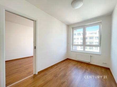 Světlá ložnice s parketovou podlahou a velkými okny, moderní styl, výhled do klidného dvora. | Pronájem bytu, 2+kk, 41 m²