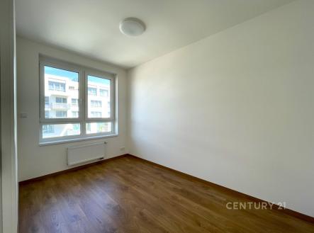 Světlá ložnice s velkými okny a parketovou podlahou, moderní styl, ideální pro úpravy podle vlastního vkusu. | Pronájem bytu, 2+kk, 41 m²