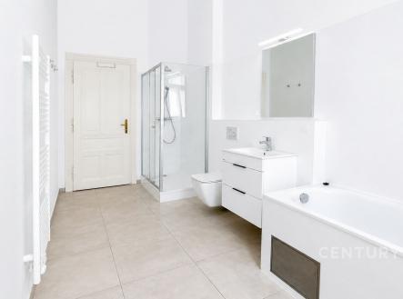 Světlá koupelna s moderními prvky, jako je sprchový kout, vana a dlažba. Prostorná dispozice a elegantní bílý nábytek zajišťují komfort. | Pronájem bytu, 2+1, 87 m²