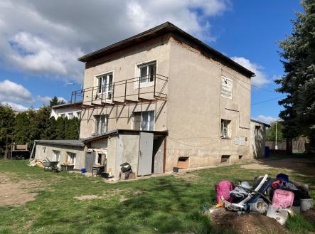 Dvoupatrový dům s balkonem, zahrada s neudržovaným trávníkem, potřeba rekonstrukce, částečně dřevěná fasáda, klidná lokalita. | Prodej - dům/vila, 160 m²