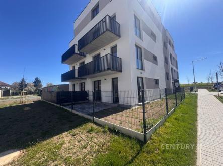 Moderní bytový dům s balkóny, oplocenou zahradou a elegantní fasádou na klidném místě. | Prodej bytu, 1+kk, 39 m²