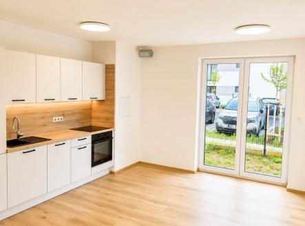 Světlý obývací pokoj s moderní kuchyní, parketová podlaha a velká okna poskytují elegantní a prostorný pocit v nově zrekonstruovaném interiéru. | Pronájem bytu, 1+kk, 39 m²