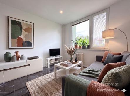 Světlý obývací pokoj s moderní dlažbou, velká okna propouštějí přirozené světlo, elegantní nábytek a dekorativní prvky vytvářejí útulný interiér | Pronájem bytu, 2+kk, 60 m²