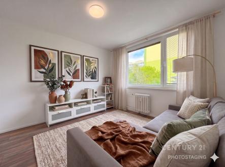 Světlý obývací pokoj s dřevěnou podlahou, velkým oknem a moderním designem, nabízí prostor pro relaxaci a prosvětlenou atmosféru. | Pronájem bytu, 3+kk, 60 m²