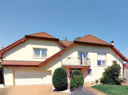 Velký rodinný dům s balkonem, červenou střechou a upravenou zahradou, nabízí klidné bydlení na okraji města. | Pronájem - dům/vila, 290 m²