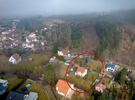 Rodinný dům s velkou zahradou, obklopený přírodou. Klidná lokalita, skvělá dostupnost, ideální pro rodinné bydlení. | Prodej - pozemek pro bydlení, 2 000 m²