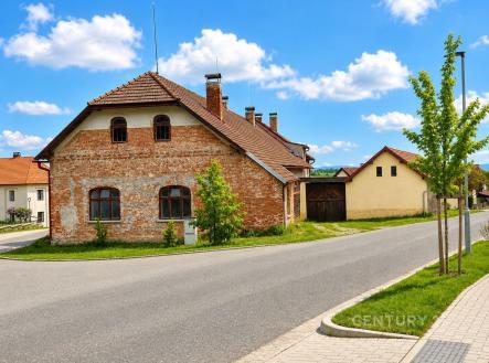 Cihlový dům s tradiční střešní krytinou na klidné ulici, obklopený zelení, nabízí potenciál pro rekonstrukci a modernizaci. | Prodej - dům/vila, 500 m²