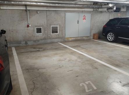 Garážové parkovací stání, betonová podlaha, osvětlené, vhodné pro osobní automobil, v bezpečném podzemním parkovišti, snadno přístupné. | Pronájem bytu, 2+kk, 52 m²