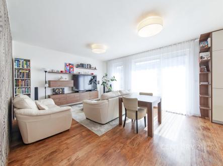 Světlý obývací pokoj s parketovou podlahou, velká okna, moderní nábytek, prostorný interiér, knihovna | Prodej bytu, 2+kk, 60 m²