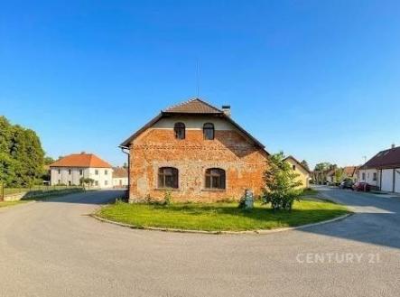 Zrekonstruovaný cihlový dům s šikmou střechou a moderní fasádou se nachází na klidné ulici s asfaltovou příjezdovou cestou a zeleným okolím. | Prodej - obchodní prostor, 305 m²