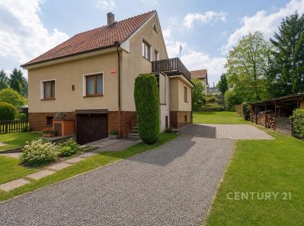 Dům se zahradou, moderní omítka, prostorná příjezdová cesta, udržovaný trávník, klidná lokalita. | Prodej - dům/vila, 160 m²