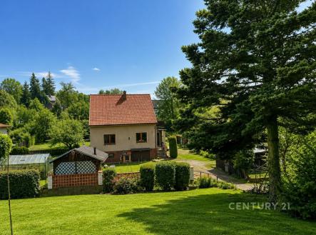 Rodinný dům v zeleni s červenou střechou, rozlehlá zahrada, klidná lokalita, velký pozemek, ideální pro rodinné bydlení na venkově. | Prodej - dům/vila, 160 m²