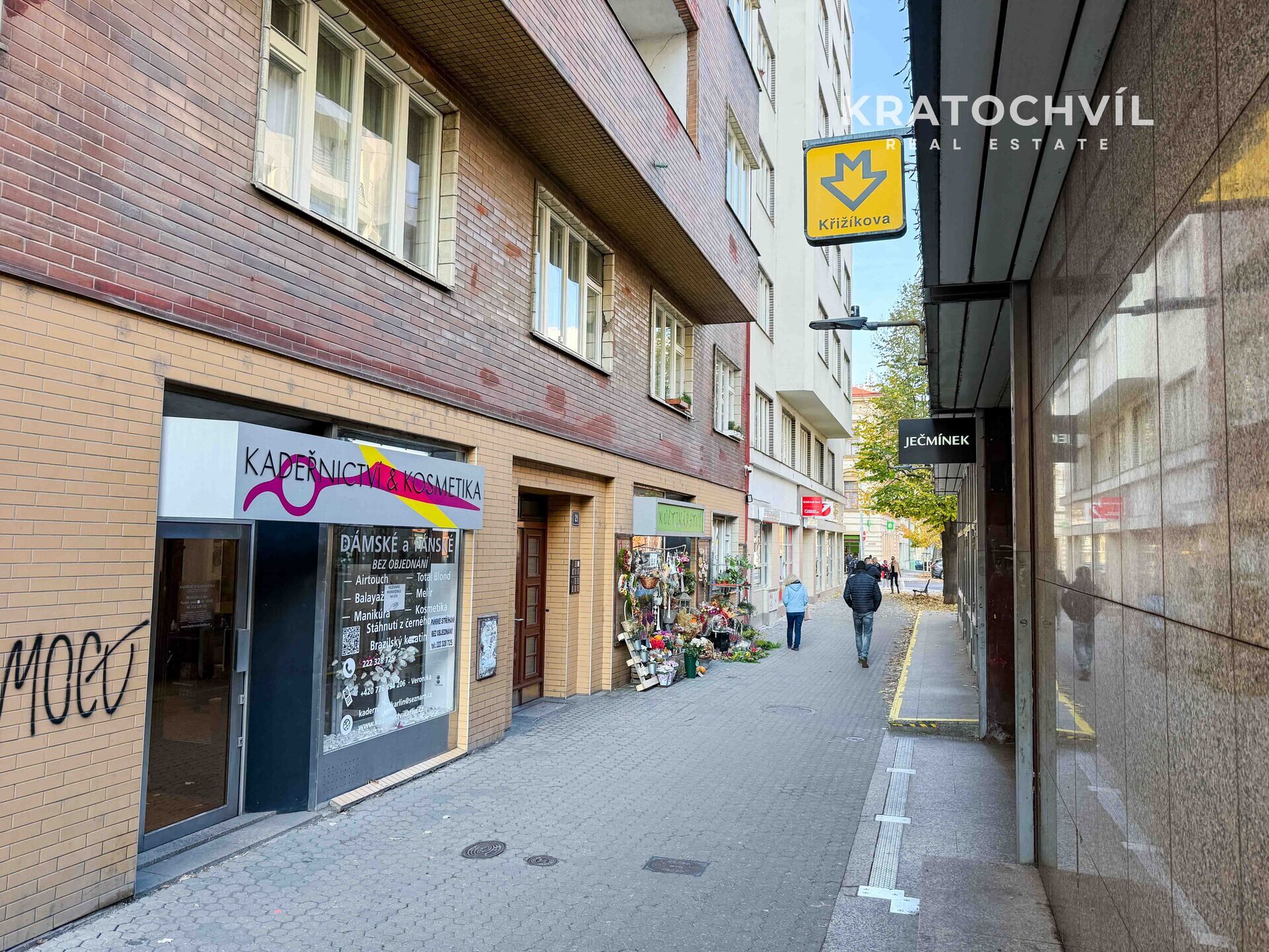 Útulný byt 1+kk s patrem na spaní – přímo u metra B Křižíkova