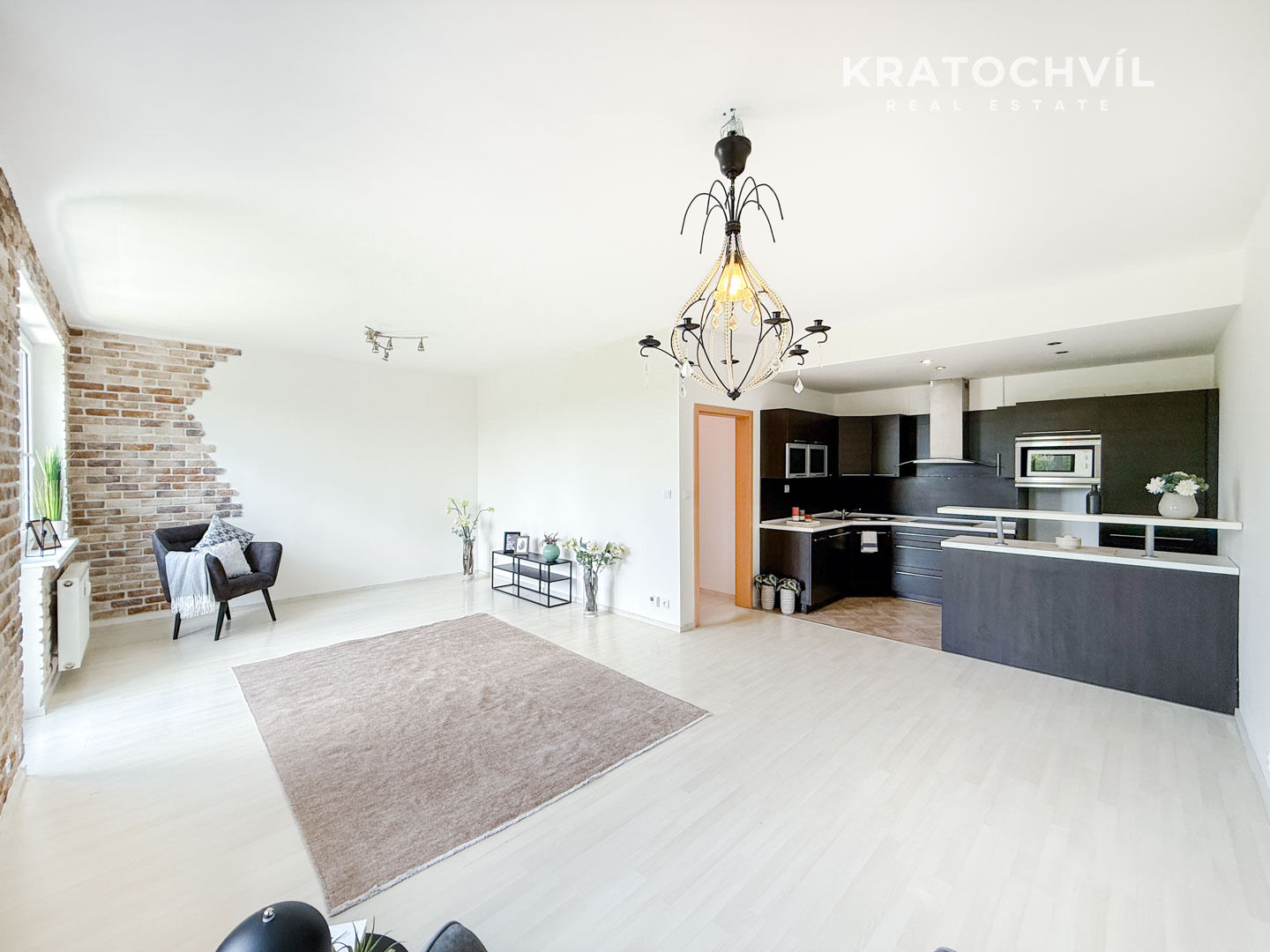 Prodej světlého bytu 2+kk, 61m2 + balkon 5 m2 – Vestec u Prahy (Praha-západ)