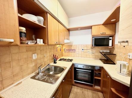 Vybavený, klidný a světlý byt 2+kk s velkou lodžií, blízko Hostivařské přehrady